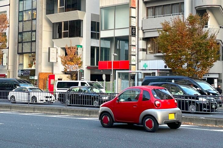 国道246号線 表参道付近を行く「スズキ・ツイン」。最低でも車齢18年ということになる。開発の志としては、今でも評価に値するクルマであると筆者は信じている。