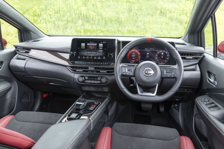 インテリアデザインは従来モデルを踏襲。赤と黒によるNISMOの世界観を存分に味わえる空間に仕上がっている。