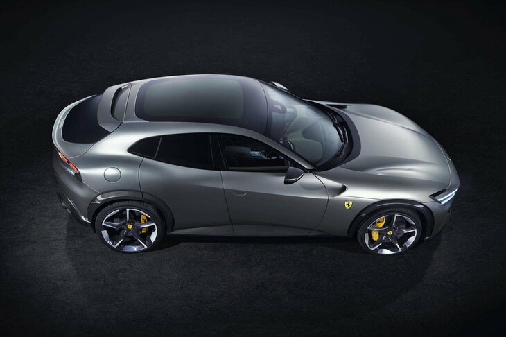 ルーフはカーボンファイバー製。フロントにエンジンを搭載するものの、49：51という前後重量配分を実現している。