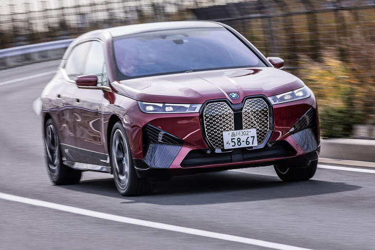 「iX」のサスペンション形式は前ダブルウイッシュボーン式、後ろマルチリンク式。ハイパフォーマンス仕様の「xDrive50」には、前後輪統合制御ステアリングシステムとエアサスが標準装備されている。