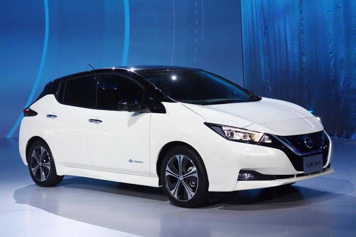 2017年9月に世界初公開された、2代目「日産リーフ」。バッテリーの蓄電量を40kWhに増やすことで、400km（JC08モード）の一充電走行可能距離を実現した。