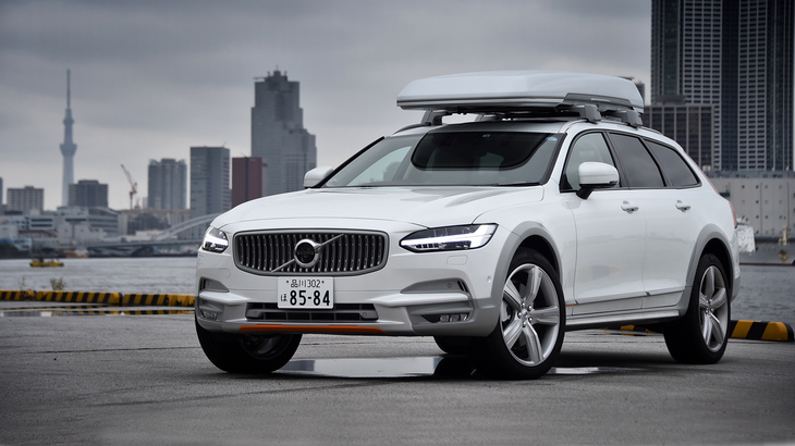 「V90クロスカントリー オーシャンレースエディション」の開発にあたっては2014年に発表された「コンセプトXCクーペ」をイメージ。内外装のカラーも同コンセプトカーで用いられたカオリングレー＆フレアオレンジを随所に採用している。