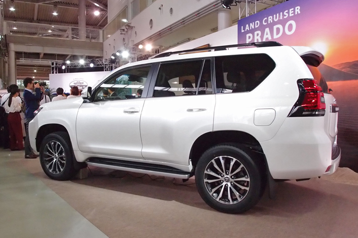 マイナーチェンジを機に、リアコンビランプの意匠も改められた。