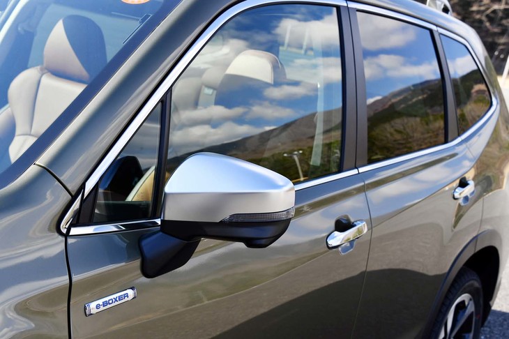 サテンメッキのサイドミラーやメッキ仕上げのドアハンドルは「フォレスター アドバンス」ならではの装飾のひとつ。