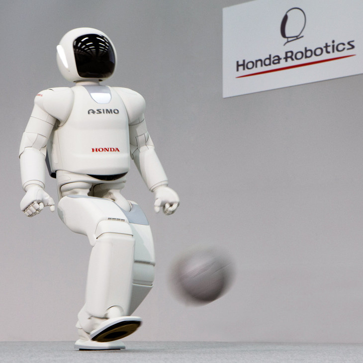 2011年には大幅に進化した新型が登場。走ったりボールを蹴ったりできるようになったほか、複数のセンサーから得た情報をもとに周囲の人の動きなどを推定する「外界認識」、人の操作の介在なしに自ら次の行動を判断する「自律行動生成」などの機能を実現していた。