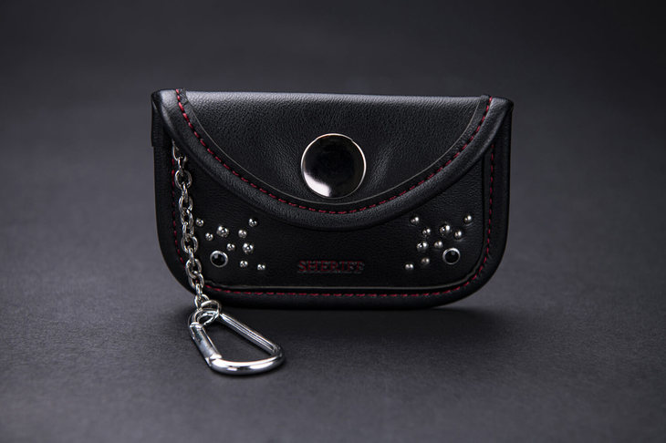 キラメック 電波遮断ポーチ
	ゴルフ＆キャディーバッグメーカーとのコラボレーションで素材にこだわった電波遮断ポーチ。オープン価格。