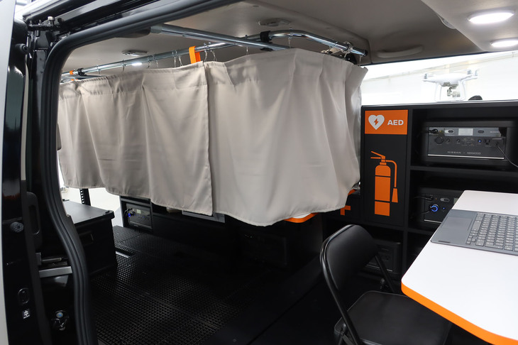 日産ディザスターサポートスペック（折り畳みテーブルのある作業スペース）