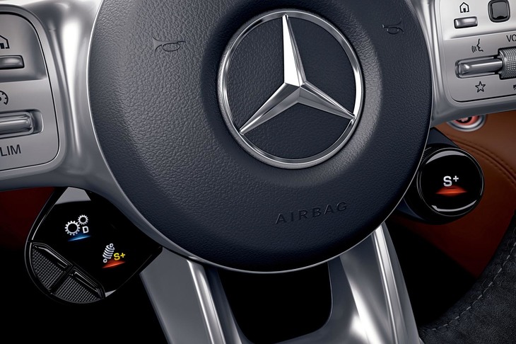 ステアリングホイールのスポーク付け根には、「AMGドライブコントロールスイッチ」と名付けられた液晶画面付きのセレクターが備わる。
