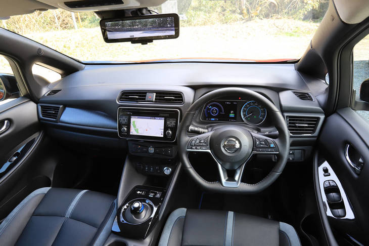 「e＋」のグレードは、スタンダードな「X」と上級グレード「G」の2種類。後者には「プロパイロット パーキング」や電動パーキングブレーキ、プラズマクラスター搭載フルオートエアコンなどが標準装備される。