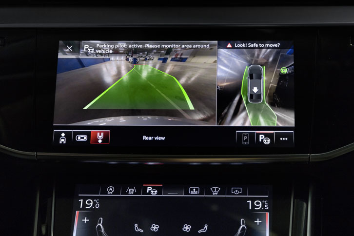 新たに開発されたアウディAIシステムには、車両をドライバーなしで自律的に操作して駐車できる“パーキングパイロット”と“リモートガレージパイロット”が含まれている。