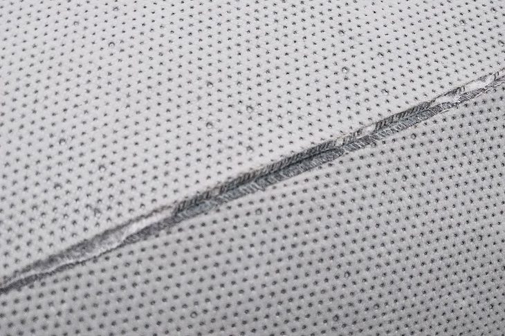 こちらは些細なトラブルだけど、先日の台風24号で、ボディーカバーのつなぎ目が裂けた。これ、直してくれるお店ってあるのかしら？