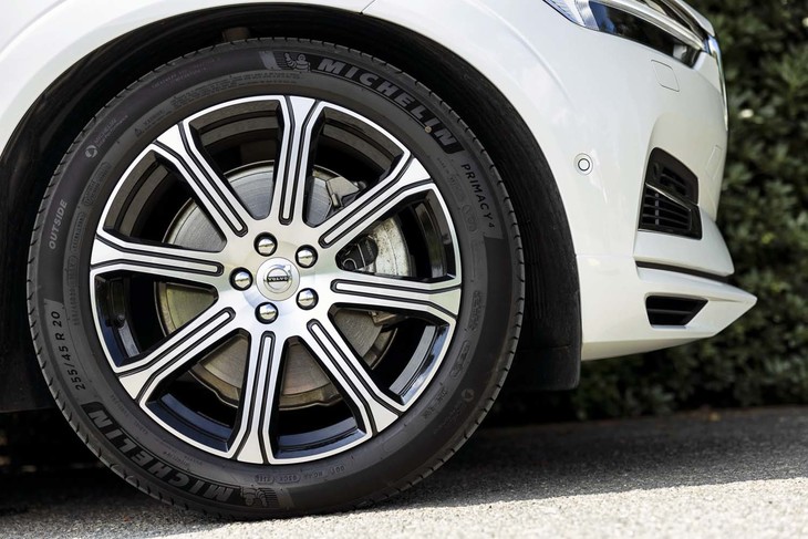 8スポークの大径20インチホイール。試乗車では、ミシュランの「プライマシー4」タイヤが組み合わされていた。