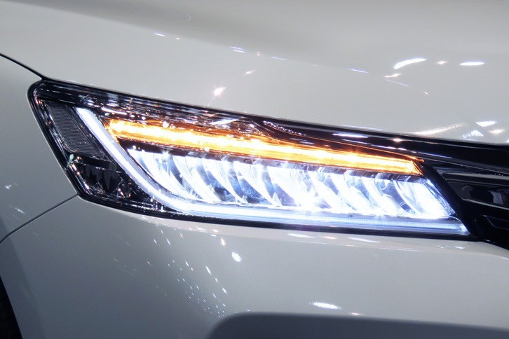 新たに採用されたフルLEDヘッドランプ。