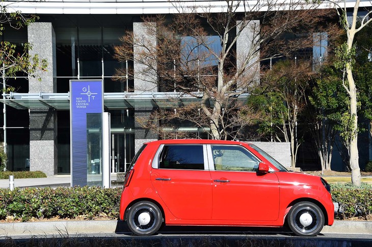 モデルチェンジを機に、初代ではスタンダードだった“ハイルーフ仕様”は廃止。全高1545mm（4WD車は1570mm）のボディーに一本化された。