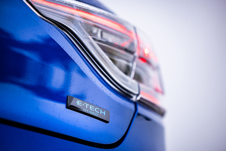 F1で培ったノウハウを活用したとうたわれる、ルノーが独自に開発したハイブリッドシステム「E-TECH」を搭載。従来モデル比でシステム最高出力を3PSアップさせながら、WLTCモードの燃費値も0.2km/リッター向上させている。