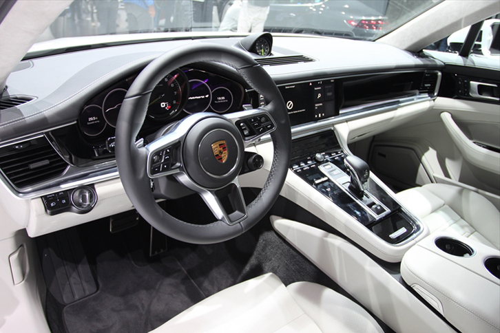 パナメーラ4 E-ハイブリッド