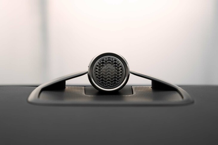 ボルボEM90（ダッシュボード上のスピーカー）