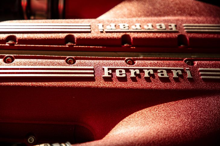 少量生産の特殊なモデルを除くと、「812コンペティツィオーネ」はパワーユニットとして自然吸気のV12エンジン“だけ”を搭載する、最後のフェラーリとなりそうだ。