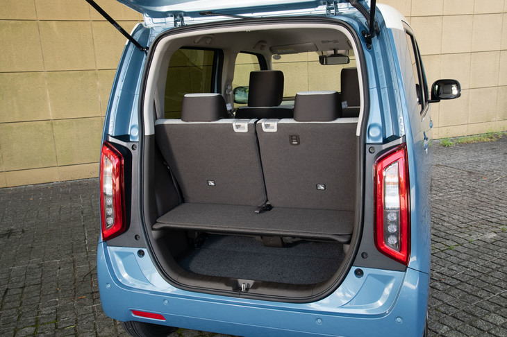 荷室は耐荷重50kgのフロアボードで上下に2分割。荷室側からでもシートのスライドや格納ができるよう、工夫がなされている。