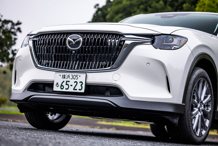 「CX-80 XD Lパッケージ」のフロントマスク。フロントグリル隅に備わる縦の3本線が並ぶマスコットはCX-80専用のデザイン要素である。マツダの営業部門からの「CX-80とわかるアイコンがほしい」との要請で、追加したものだという。