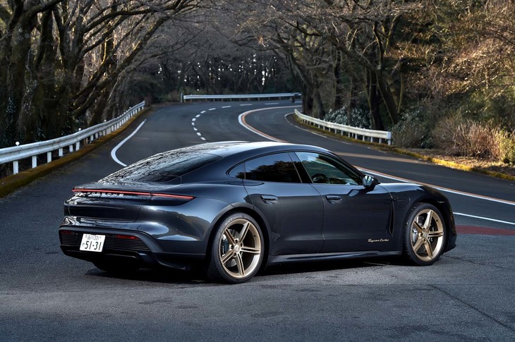 【ポルシェ・タイカン ターボのスペック】
	ボディーサイズ：全長×全幅×全高＝4963×1966×1381mm／ホイールベース：2900mm／車重：2305kg（DIN）／駆動方式：4WD／モーター：永久磁石同期式電動モーター／フロントモーター最高出力：--PS（--kW）／フロントモーター最大トルク：--N・m（--kgf・m）／リアモーター最高出力：--PS（--kW）／リアモーター最大トルク：--N・m（--kgf・m）／システム最高出力：625PS（460kW）／システム最大トルク：850N・m（86.7kgf・m）／タイヤ：（前）265/35ZR21 101Y XL／（後）305/30ZR21 104Y XL（グッドイヤー・イーグルF1アシンメトリック3）／一充電最大走行可能距離：450km（WLTPモード）／価格：2023万1000円
	
	【取材時の電費データ】
	テスト距離：194.6km（市街地1：高速道路7：山岳路2）／消費電力量：149kWh／参考電力消費率：1.3km/kWh