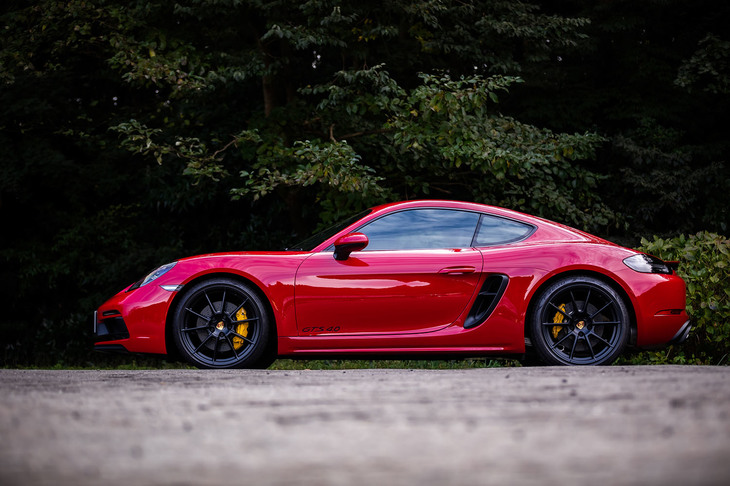 水平対向6気筒自然吸気エンジンをリアミドに搭載する「718ケイマンGTS 4.0」は、ドイツ本国で2020年1月に発表された。