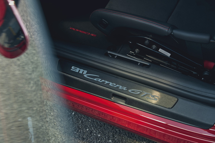 「911 Carrera GTS」のロゴ入りドアシルプレート。