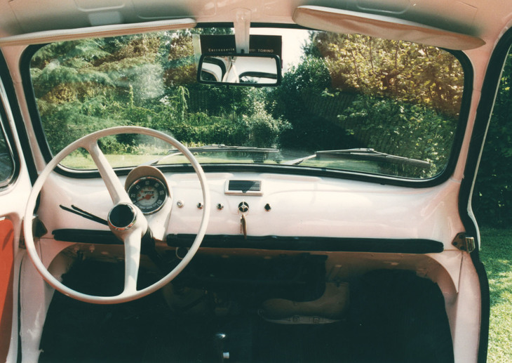 「ジャルディニエラ」の室内。ディスプレイの寸法を競うかのような今日のクルマづくりとは、また違ったフィロソフィーが感じられる。なお、ノーマルの「500」ではモデルライフの途中からドアが前ヒンジに変更されたのに対し、ジャルディニエラは最後まで後ろヒンジであった。レジストロ・アウトビアンキ提供。