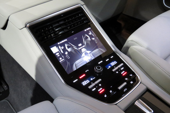 ポルシェ・パナメーラ ターボ（リアセンターコンソール）