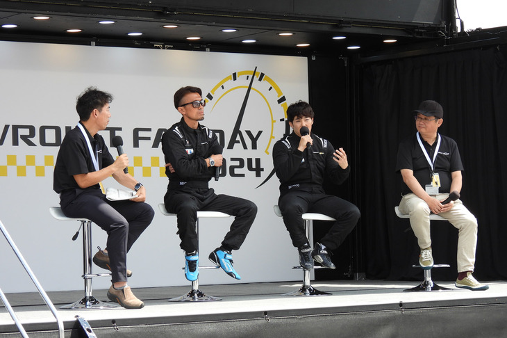 ステージではレーシングドライバーの坂本祐也氏、銘苅 翼氏によるトークショーも実施。ステアリングを握った「シボレー・コルベットE-Ray」について、「オールラウンドなクルマ。4WDだけど後輪駆動のミドシップみたいに曲がる」「『コルベットZ06』と比べても、“蹴り出し”がすごい」と感想を述べていた。