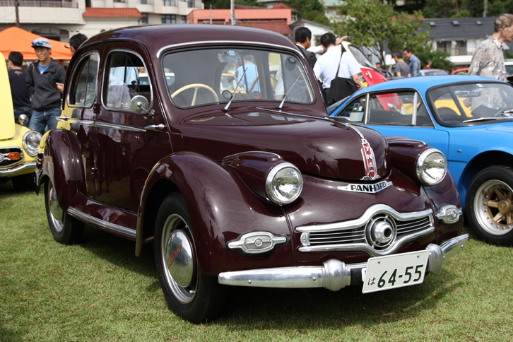 1951年「パナール・ディナ」。アルミ製の軽量ボディーに空冷フラットツインによる前輪駆動を採用した、進歩的かつユニークな設計のフランス製小型ベルリーヌ（セダン）。