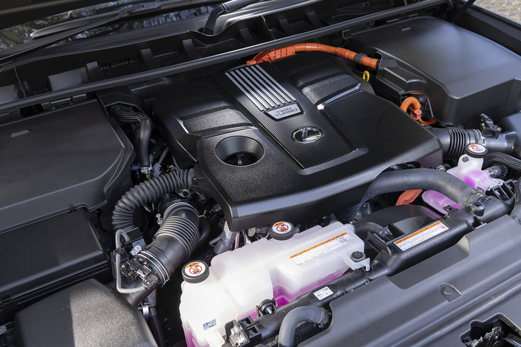 3.4リッターV6ツインターボエンジンは単体で最高出力408PS、最大トルク650N・mを発生（「LX600」と同じ）。システム全体では457PSと790N・mを生み出す。