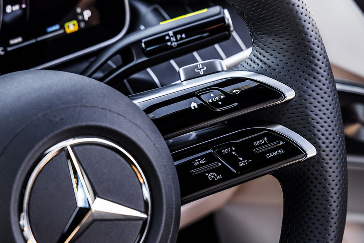 ACCの操作スイッチは、ステアリングホイール右側に位置するツインスポークスポークの下部に集中レイアウトされている。スイッチは静電容量式で、機能的な配置。ハンドルを握りながら親指だけで操作が行えた。