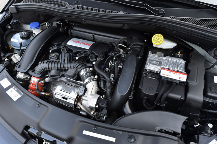「208GTi by PEUGEOT SPORT」の1.6リッター直4ターボエンジン。最高出力208psと最大トルク30.6kgmを発生する。