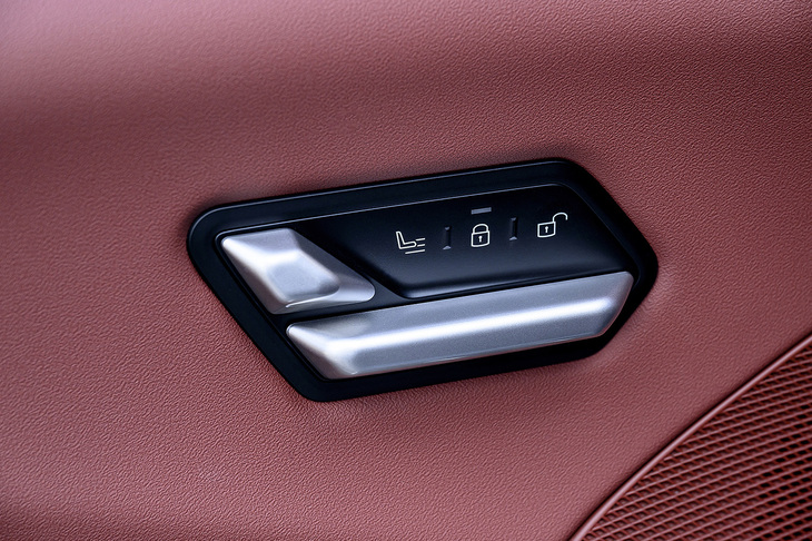 シートの電動調整スイッチがドアパネルに移されたのも新型の特徴。メルセデスと同じスタイルだ。