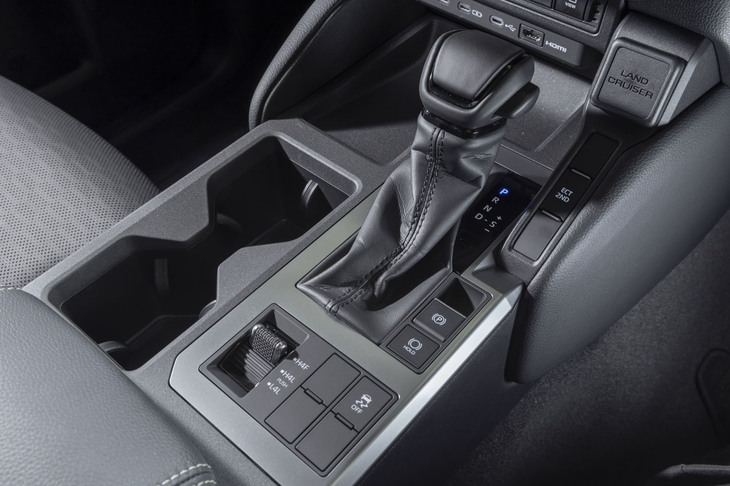 ドライブモードセレクターやマルチテレインセレクトなどは備わっておらず、センターコンソールまわりには空き地が多い。カッコよさや雰囲気で“250”を選ぶならこのほうが操作に迷わなくていいかもしれない。
