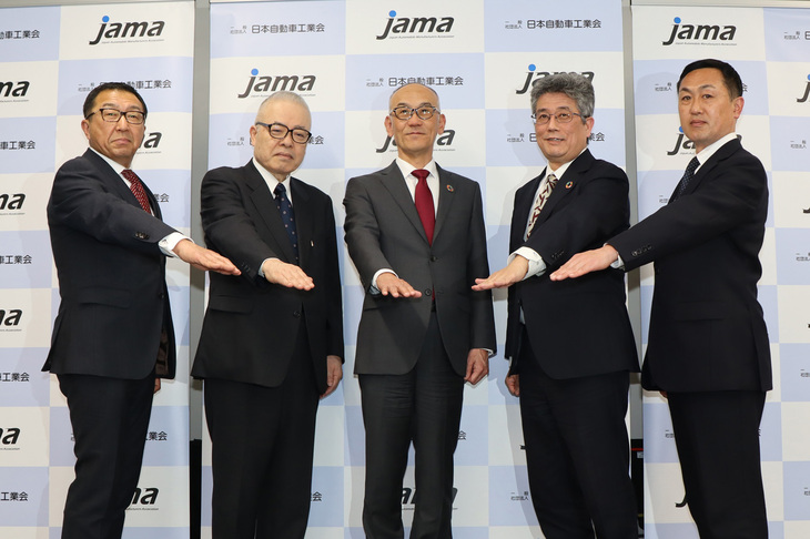 最後はメディアミーティングに参加した、自工会や警視庁のメンバーで記念撮影。次回はぜひ、ここにJMCA（用品連合会）や用品販売店の関係者にもいてほしい。