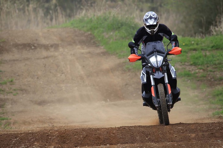 未舗装路を行く「790アドベンチャーR」。前後サスのストローク量は240mmと、「790アドベンチャー」（同200mm）よりも長くなっている。