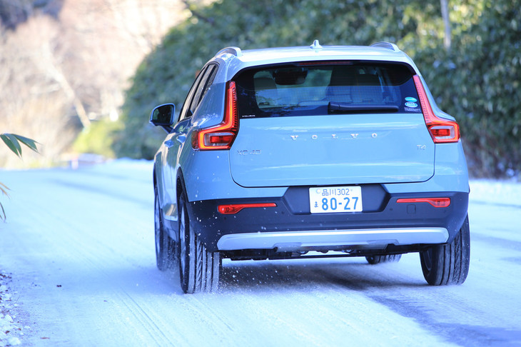 そうこうしているうちに、道はご覧の通りのありさまに。山陰には先週末に降った雪が残っていて、かなり滑りやすい状態になっていました。
