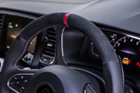 ナッパレザーとアルカンターラのコンビネーションとなるステアリングホイール。レッドとグレーのステッチが施されている。