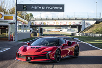 2023年6月29日に発表されたフェラーリのハイパーモデル「SF90 XXストラダーレ」。市販のシリーズモデル「SF90ストラダーレ」「SF90スパイダー」をベースに、前者が799台、後者が599台の限定で生産される。フェラーリのなかでも“スペチアーレ”と呼ばれる特別な存在である。