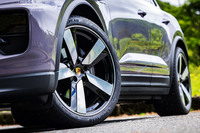 ハイポリッシュ仕上げとハイグロスブラックのコンビネーションデザインとなる「22インチMacan Sportホイール」は61万7000円の有償オプションアイテム。タイヤはフロントが255/40R22、リアが295/35R22サイズの「グッドイヤー・イーグルF1スーパースポーツ」が組み合わされていた。