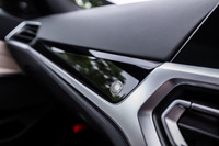 ダッシュボードやセンターコンソール部のパネルは、ピアノブラックの「アルピナインテリアトリム」と呼ばれる専用アイテム。ダッシュボードパネルには、小さなメタルエンブレムも貼られている。