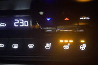 「CX-80 XDハイブリッド エクスクルーシブスポーツ」のフロントシートにはヒーターだけでなくベンチレーション機構も備わっている。さらにステアリングホイールにはヒーターが標準で装備される。快適装備の充実は、フラッグシップモデルにふさわしいものだ。