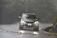 新型「5008」には、アクティブセーフティーブレーキやアクティブクルーズコントロール、レーンキープアシストといった先進安全装備が全車に標準で備わっている。