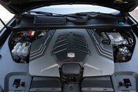 4リッターV8ツインターボエンジンの最高出力は従来モデルよりも16PS強力な666PSに。エンジンカバーにはシリンダーの点火順が記されている。