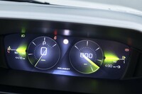 メーターパネルは10インチの液晶タイプ。左のスピードメーターは時計回り、右のタコメーターは反時計回りだが、いずれも実際の数値は盤面中央のデジタル数字でしか分からない。