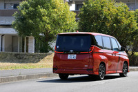 今やすっかり日本固有の車種となった、乗用のミドルサイズミニバン。徹底的に追求された空間効率と多彩なシートアレンジ、充実した快適装備により、世界的にも類例のないジャンルとなっている。