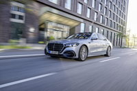 「S450d」は最高出力367PS、最大トルク750N・mの3リッター直6ディーゼルターボエンジンを搭載。48Vマイルドハイブリッドの恩恵もあってこの上なくスムーズなフィーリングだ。