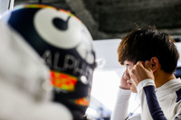 2人のドライバーの来季残留が決まったアルファタウリだが、地元イタリアでは散々な結果となった。ガスリーは予選6位、スプリント予選ではクラッシュしてリタイア。レースはピットレーンスタートを選択したが、マシンの調子が思わしくなく早々に戦列を去らざるを得なかった。一方の角田裕毅（写真）は、スプリント予選で接触し15番グリッドとなるも、スタート目前になってマシントラブルが発覚。ピットに戻されたのち出走できず、サーキットを後にした。（Photo=Getty Images / Red Bull Content Pool）
	 